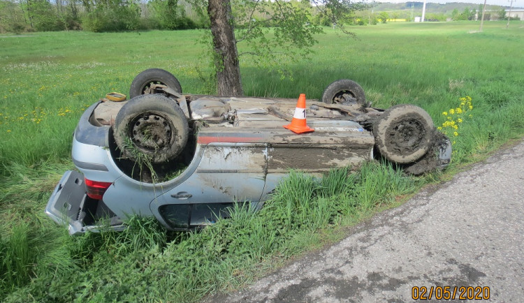 Průjezd zatáčkou mladá řidička nezvládla. Auto převrátila na střechu