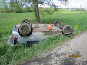 Průjezd zatáčkou mladá řidička nezvládla. Auto převrátila na střechu