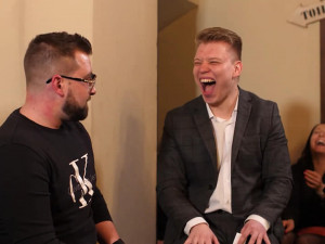 (NE)OBYČEJNÍ: Jsem mistr prů*erů, říká Vítek Martinec. V Hradci Králové pořádá talk show