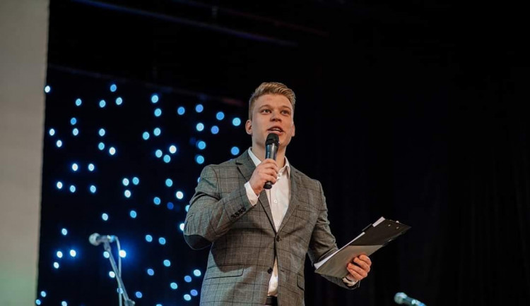 (NE)OBYČEJNÍ: Jsem mistr prů*erů, říká Vítek Martinec. V Hradci Králové pořádá talk show