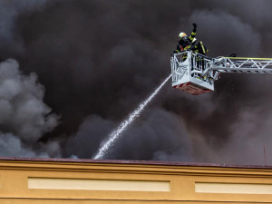 Požár haly v Polici nad Metují