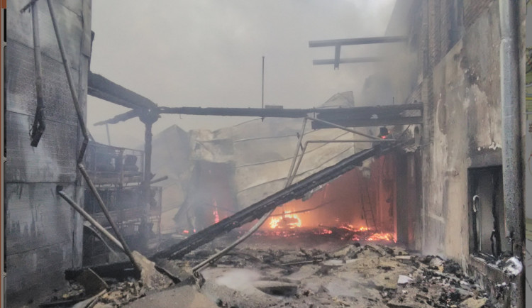 VIDEO: 12 jednotek hasičů likviduje požár v Polici nad Metují. Škoda přesáhne 100 milionů korun