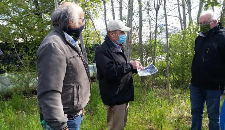 Primátor Hradce Králové se svým náměstkem na schůzce s petenty
