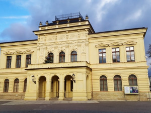 Ve Dvoře Králové obnovuje provoz Hankův dům. Městské muzeum, kino a mateřské školy se otevřou zítra