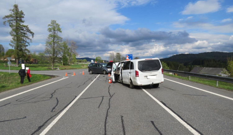 Způsobil nehodu dvou aut a z místa odjel, policie pátrá po neznámém řidiči