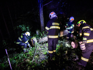AKTUALIZUJEME: Kvůli silnému větru měli hasiči 130 výjezdů. Nejhorší byla situace na Trutnovsku