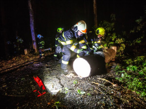 AKTUALIZUJEME: Kvůli silnému větru měli hasiči 130 výjezdů. Nejhorší byla situace na Trutnovsku