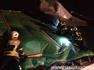 AKTUALIZUJEME: Kvůli silnému větru měli hasiči 130 výjezdů. Nejhorší byla situace na Trutnovsku