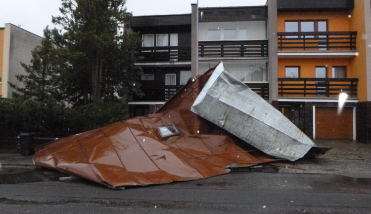 AKTUALIZUJEME: Kvůli silnému větru měli hasiči 130 výjezdů. Nejhorší byla situace na Trutnovsku