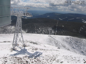 FOTO: Po bouřkách se v Česku ochladilo. V Krkonoších napadlo 15 centimetrů sněhu