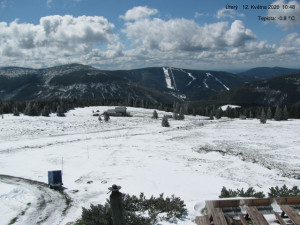 FOTO: Po bouřkách se v Česku ochladilo. V Krkonoších napadlo 15 centimetrů sněhu