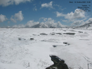 FOTO: Po bouřkách se v Česku ochladilo. V Krkonoších napadlo 15 centimetrů sněhu