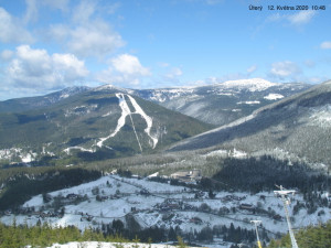 FOTO: Po bouřkách se v Česku ochladilo. V Krkonoších napadlo 15 centimetrů sněhu