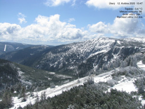FOTO: Po bouřkách se v Česku ochladilo. V Krkonoších napadlo 15 centimetrů sněhu