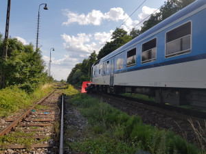 Za loňskou tragickou srážku auta s vlakem může řidička, ta na místě zemřela. Policie případ uzavřela