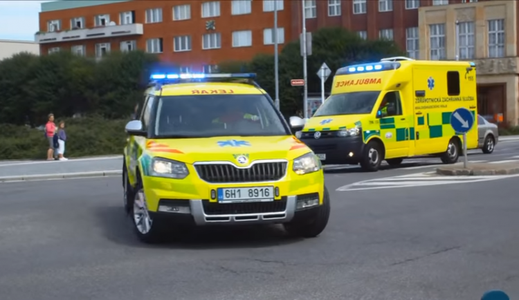 V pravé poledne se rozezní zvony a vozy záchranářů jako poděkování všem zdravotníkům