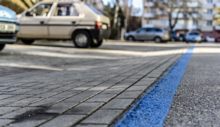 Město bude majitelům parkovacích karet kompenzovat dobu, kdy byly zrušené modré zóny