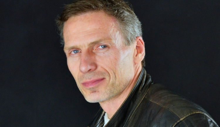 Herec Jiří Zapletal prožil nouzový stav točením streamů. Před diváky se opět představí až v září