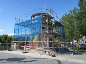 Rekonstrukce kiosku na Eliščině nábřeží v Hradci Králové bude hotová na podzim. Město hledá nájemce