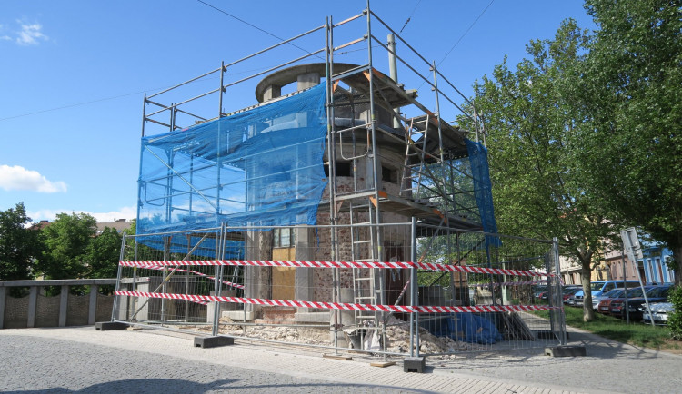 Rekonstrukce kiosku na Eliščině nábřeží v Hradci Králové bude hotová na podzim. Město hledá nájemce