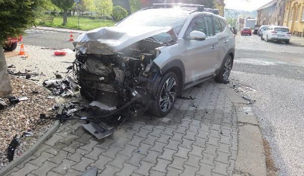 Mladík bez papírů zavinil dopravní nehodu, škoda je půl milionu korun. Nabouraný řidič skončil v nemocnici
