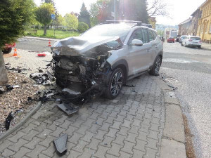 Mladík bez papírů zavinil dopravní nehodu, škoda je půl milionu korun. Nabouraný řidič skončil v nemocnici