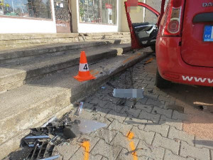 Mladík bez papírů zavinil dopravní nehodu, škoda je půl milionu korun. Druhý nabouraný řidič skončil v nemocnici