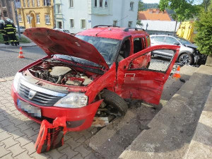 Mladík bez papírů zavinil dopravní nehodu, škoda je půl milionu korun. Druhý nabouraný řidič skončil v nemocnici