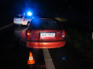 Na Trutnovsku boural další řidič bez řidičáku. Neměl technickou, bezpečnostní pásy a nadýchal skoro tři promile