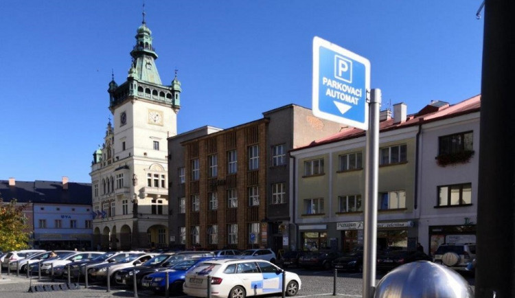 Ode dneška už se v Náchodě platí za parkování. Předzahrádky budou mít provozovatelé restaurací letos zdarma