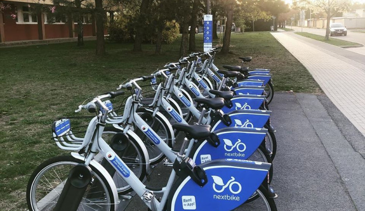 V Hradci Králové ode dneška fungují sdílená kola. K dispozici jich je rovná stovka