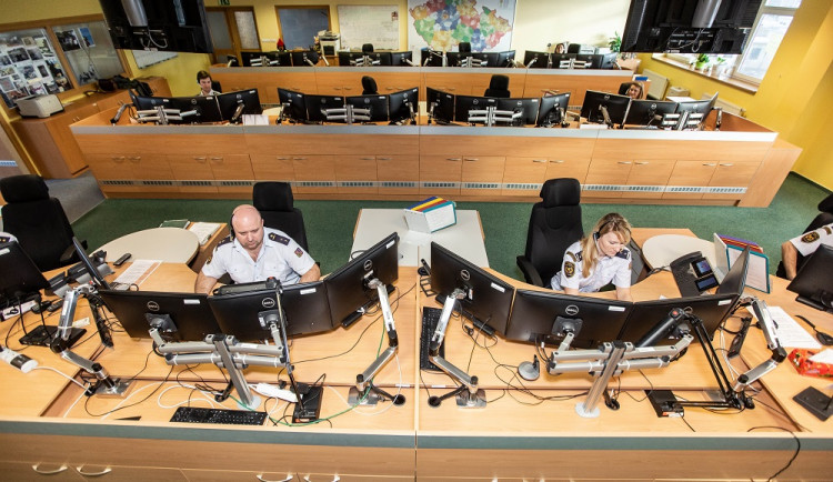 Operátoři krajského operačního a informačního střediska HZS Královéhradeckého kraje