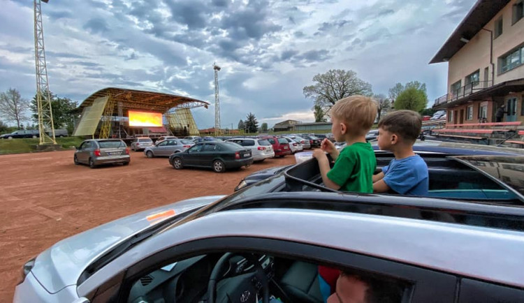Češi propadli novému fenoménu. Jednotlivci i celé rodiny vyráží do autokina