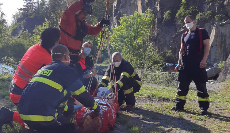 VIDEO: Vrtulník z Hradce Králové letěl pro třináctiletou dívku. Ta se zřítila do lomu