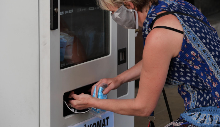 Náchodský rouškomat má před sebou poslední den fungování. Zítra ho vedení města zruší