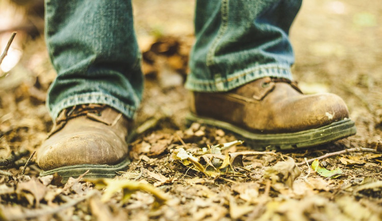 Muž si policii stěžoval, že mu smrdí nohy. Teď je podezřelý z trestného činu