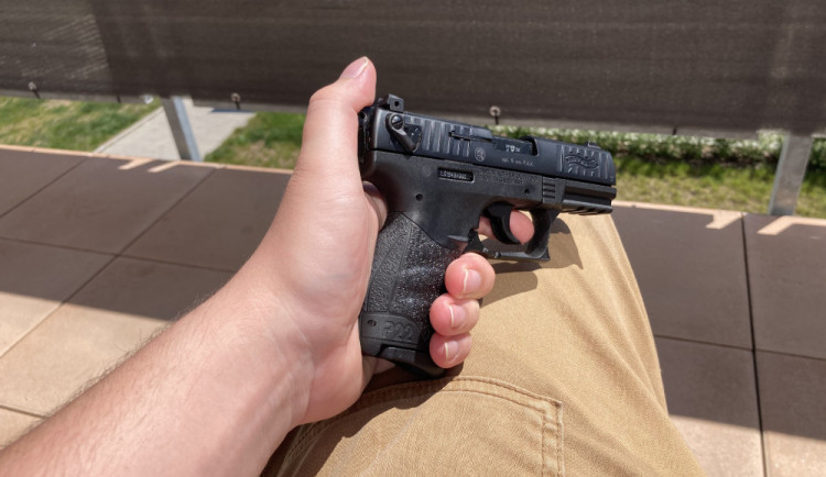 Hradecký soud poslal muže za vraždu manželky na 14 let do vězení. V restauraci jí střelil do hlavy