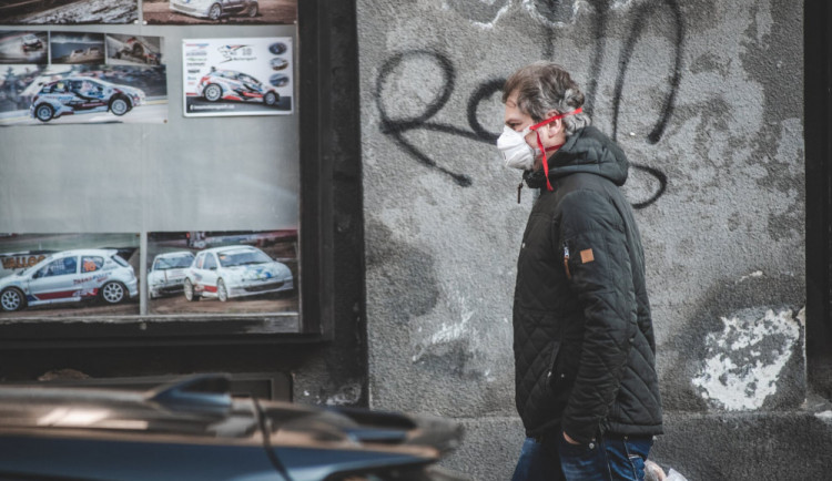 DALŠÍ VLNA UVOLŇOVÁNÍ: Od pondělí můžeme ven bez roušky