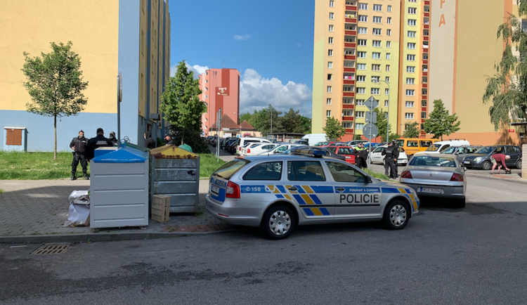 VIDEO: Při konfliktu na Máji se těžce zranili tři muži, další dva jsou v policejní cele