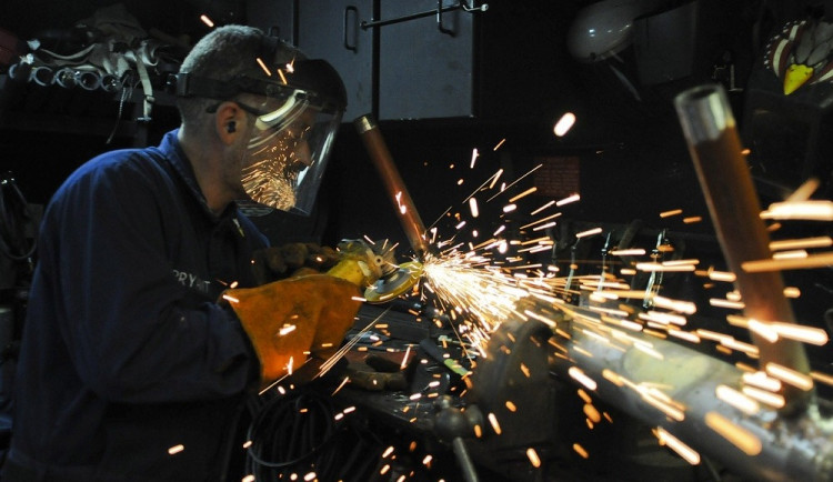 ilustrační foto-pracovník, který brousí