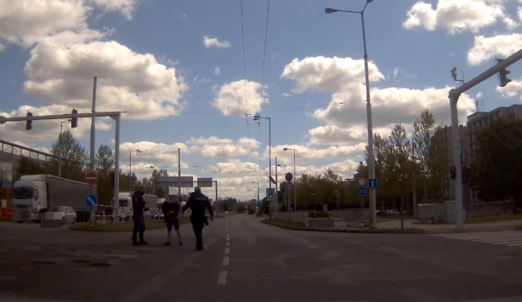 VIDEO: Zdrogovaný řidič tančil uprostřed frekventované křižovatky v Hradci Králové