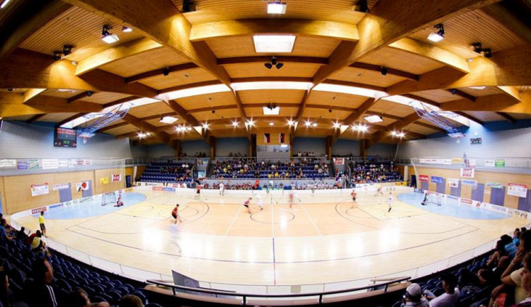 Kvůli spodní vodě byla přerušena stavba sportovní haly na Pouchově. Práce naberou skluz a prodraží se