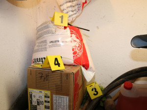 Trhavina nalezená trutnovskou policiíkriminálka našla u čtyř mužů desítky kilogramů trhavin