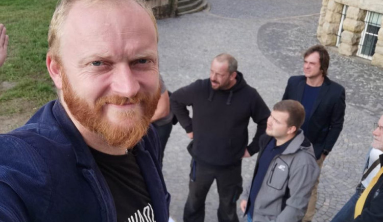Filip Huml na první schůzce na Kavčáku před stavbou Lodi umělců