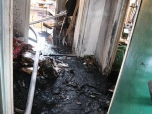 Požár v obchodě s elektronikou na Benešovce způsobila krabice na zapnutém sporáku. V ní byla powerbanka