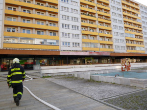 Požár v obchodě s elektronikou na Benešovce způsobila krabice na zapnutém sporáku. V ní byla powerbanka