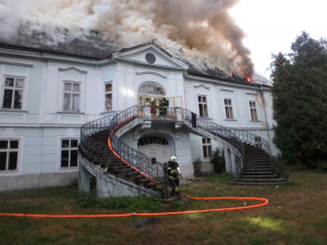 Požár zámku v Horním Maršově na Trutnovsku