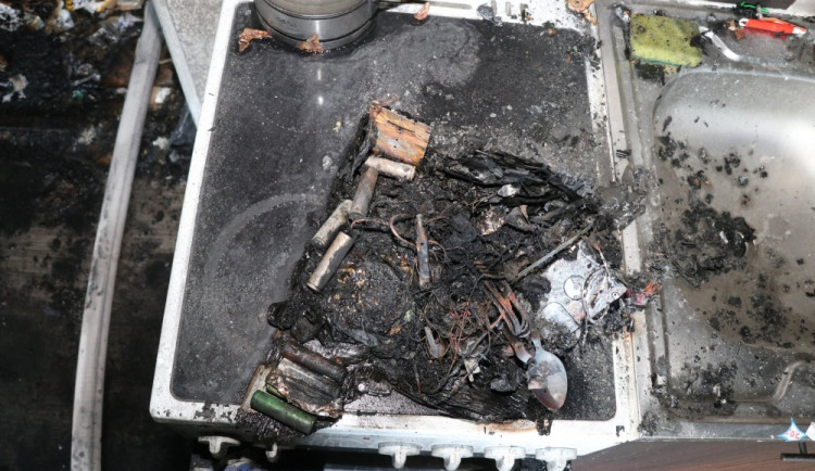 Požár v obchodu s elektronikou na Benešovce způsobila krabice na zapnutém sporáku. V ní byla powerbanka