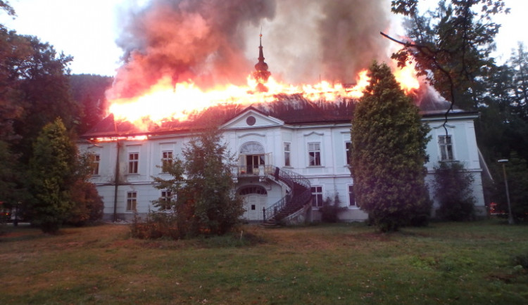 Požár zámku v Horním Maršově na Trutnovsku