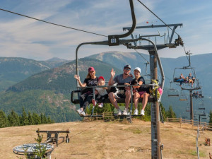 V Krkonoších začínají jezdit další lanovky. Dnes se dostanete na Pláně, v sobotu na Medvědín